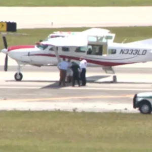ABD’de pilotu kendinden geçen uçağı yolcu indirdi!